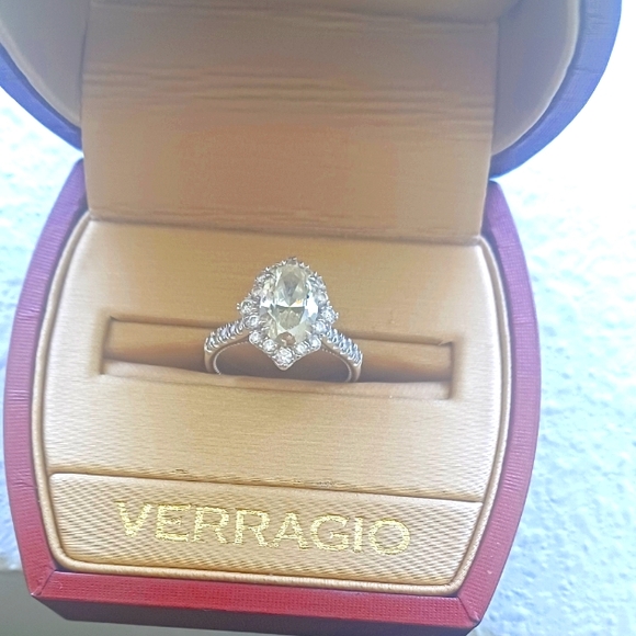 ENGAGEMENT RING - Picture 2 of 3